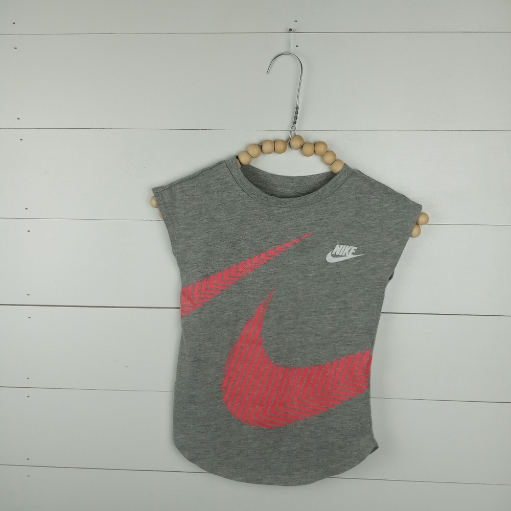 Nike girls size 5 light gray with pink chevron large logo design tshirt